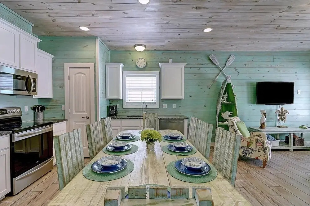 Tropical Blue Wave Home Short Drive to Beach by Redawning