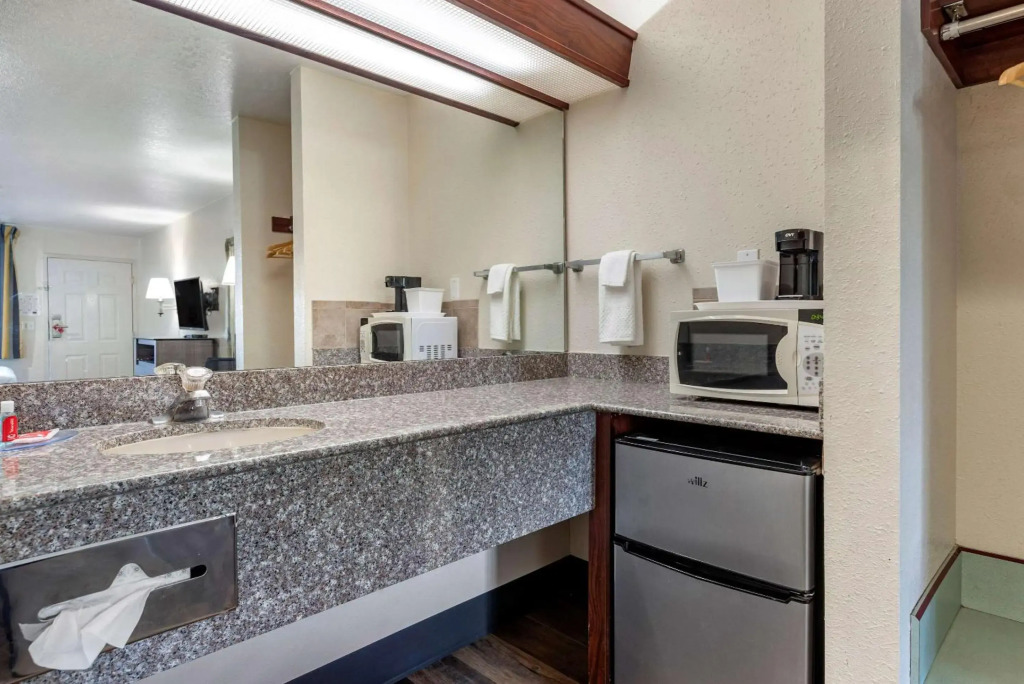 Econo Lodge Portland Airport
