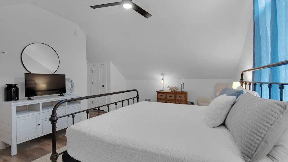 Fully Updated Beach Retreat; Minutes to Eastern Lake & Beaches