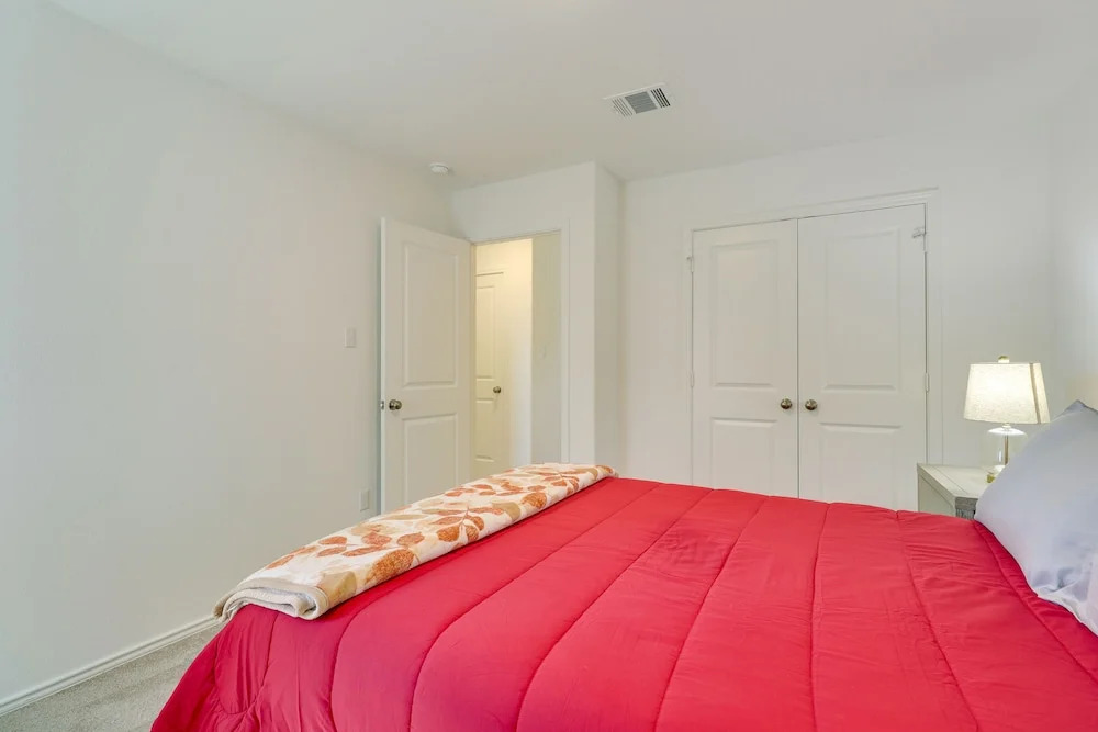 Hutto Getaway w/ Yard, 9 Mi to Lake Pflugerville!