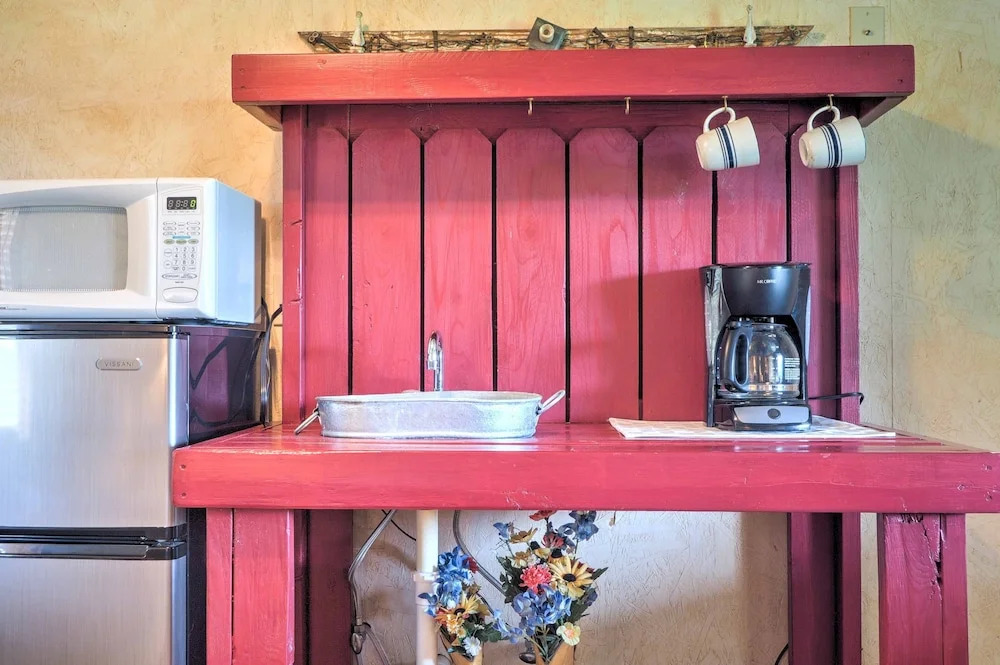 Charming Carmine Studio w/ Pond On 60-acre Farm!
