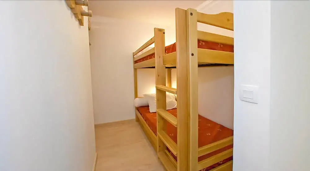 3 Rooms 6 People 3 Exposed South