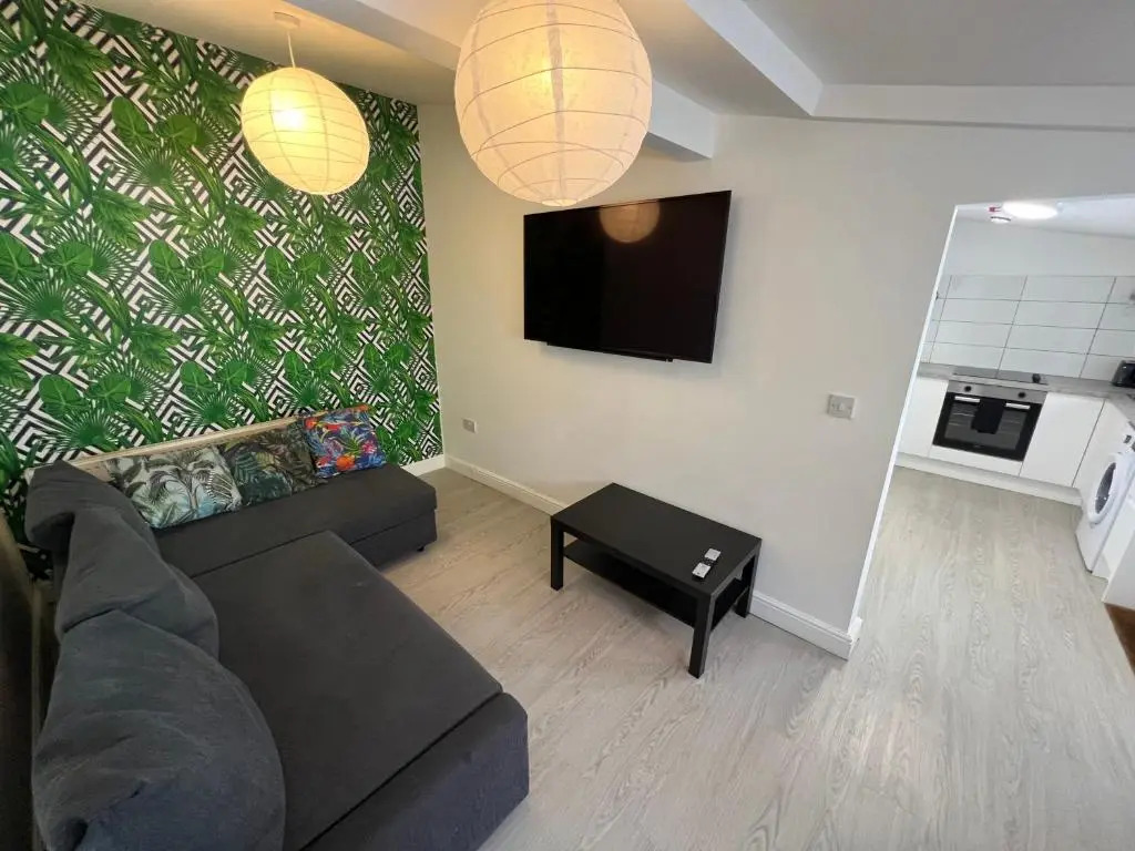 Tropical Apartment, 10 min from Blackpool tower, outside space, sleeps 12