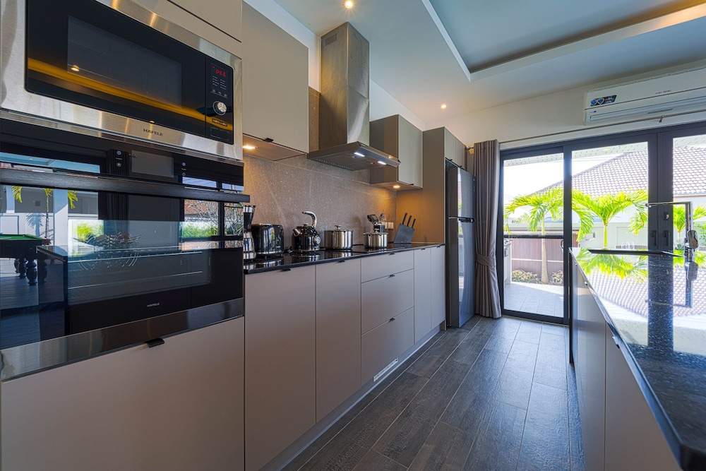 Modern 3 Bedroom Private Pool Villa ML7