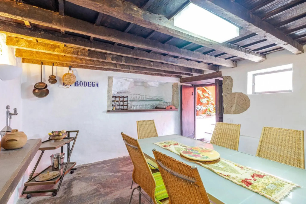 Amiga Mia Traditional House