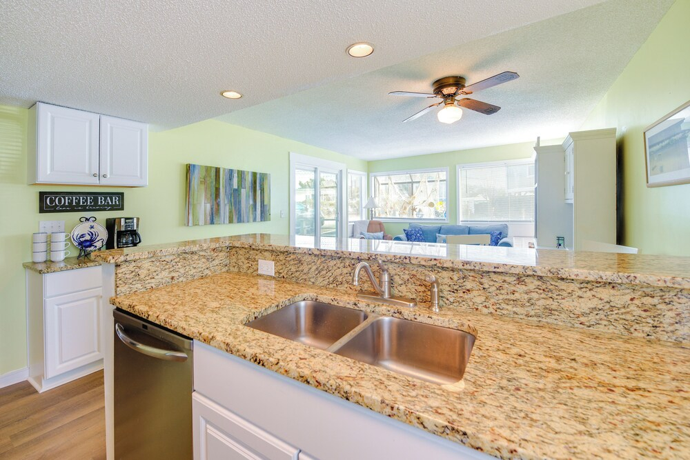 Ocean Breezes & 2 Pools: 1 Block to the Sand