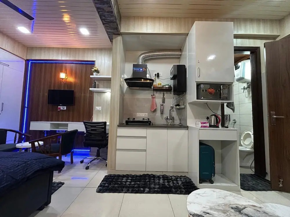 Spacious 1bhk for 6 Guests King & Sofa Beds Zirakpur,chandigarh,mohali,tricity