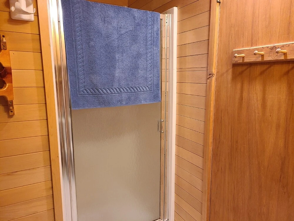 Two Bedroom Real Log Cabin With Wifi and EV Char ger