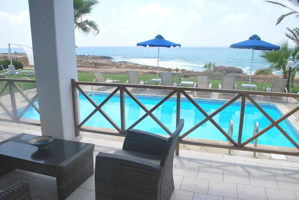 Sea Front Villa With Private HEATED Pool, Quiet area Paphos 322