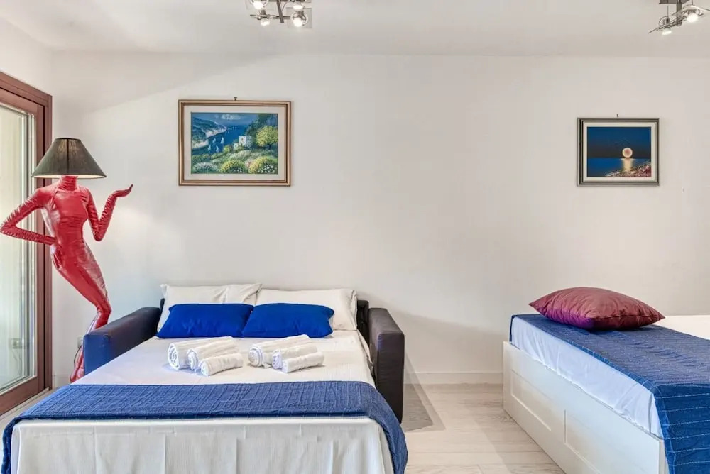 The Lady in Red Studio Flat with Sea View Terrace