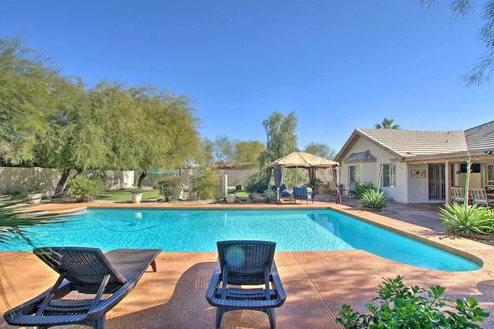 Game Room, Fire Pit & Putting Green: Glendale Home