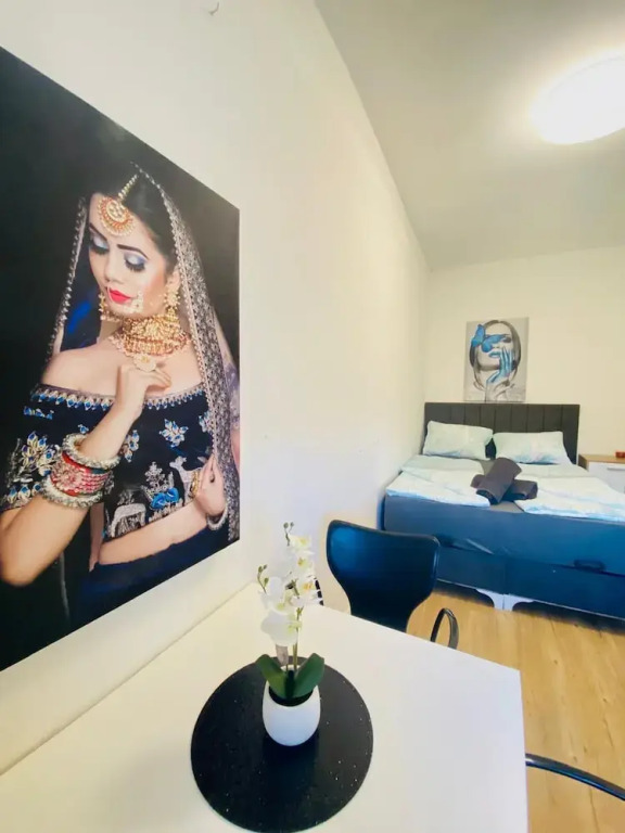 4BR Apartment for 15 Near Danube