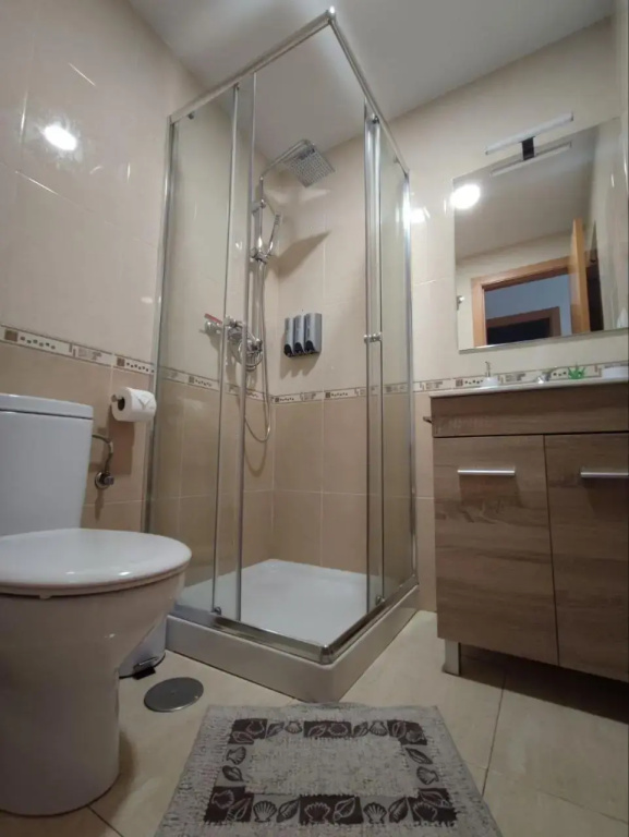 Apartamento con patio, piscina y parking privado