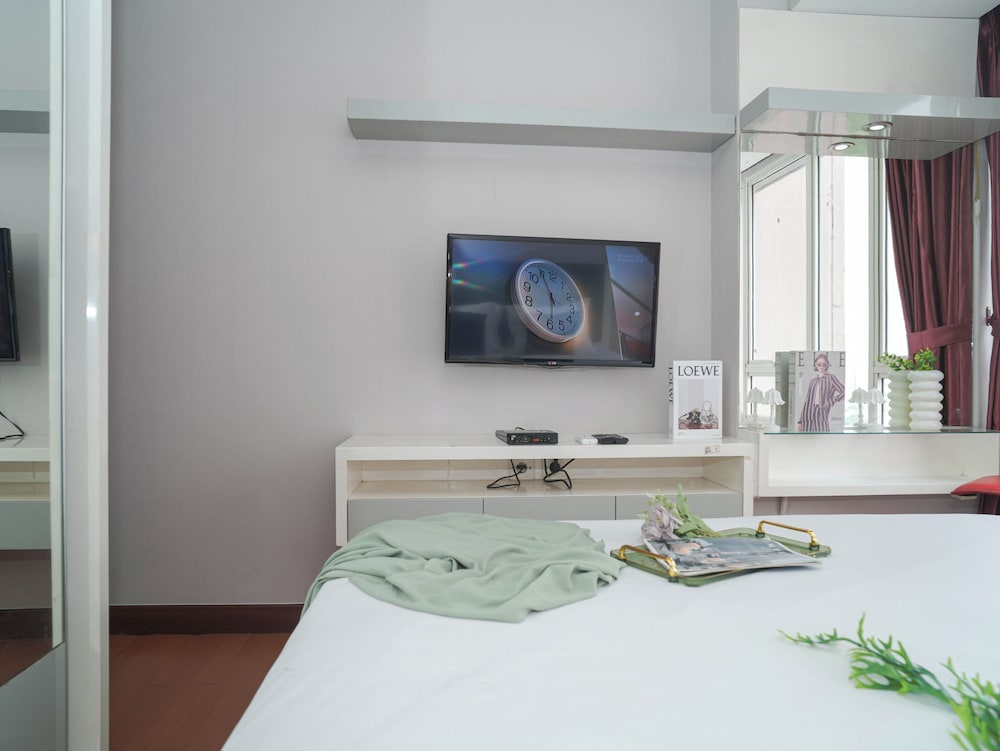Serene Red Vibe 2Br At Apartment Nifarro Park