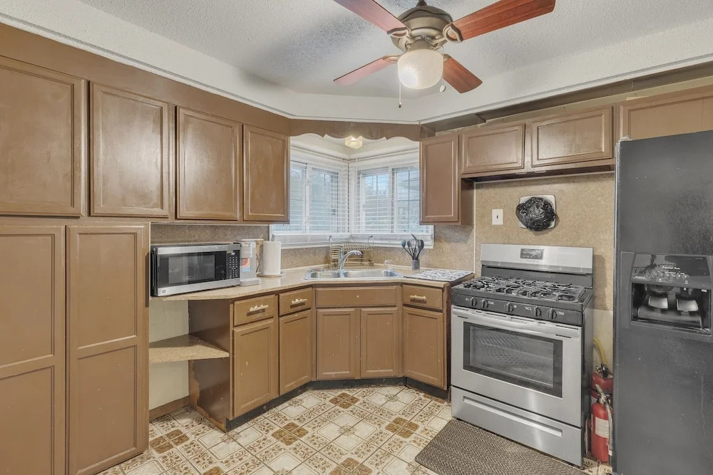 Cozy 3br Westland Retreat 3 Bedroom Home by RedAwning