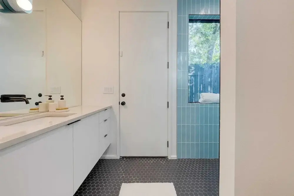 Modern East Austin Home w/ Pool, Near Downtown & Lady Bird Lake Casa 1803 by Avantstay