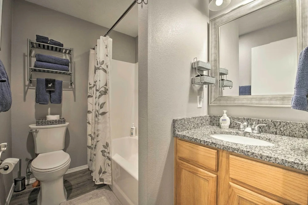 5 Mi to Marvel Cave: Ground-level Branson Apt!
