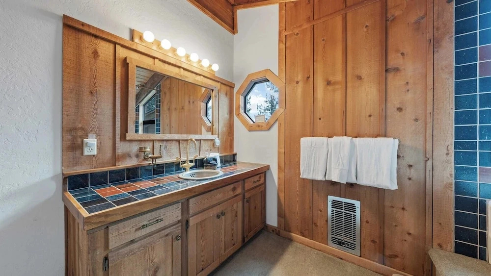 Cozy Donner Lake Cabin w/ Kayaks, Forest Views, Fireplace & Quick Ski Resort Access Donner Lake Refuge by Avantstay