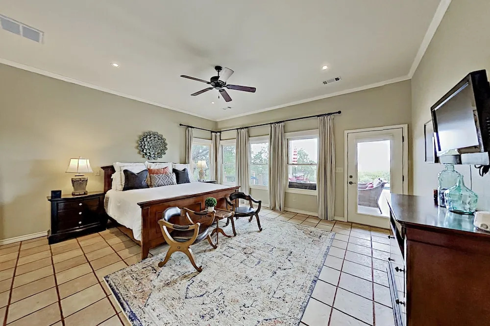 Sacred Vista: Opulent Hill Country With Pool 5 Bedroom Home