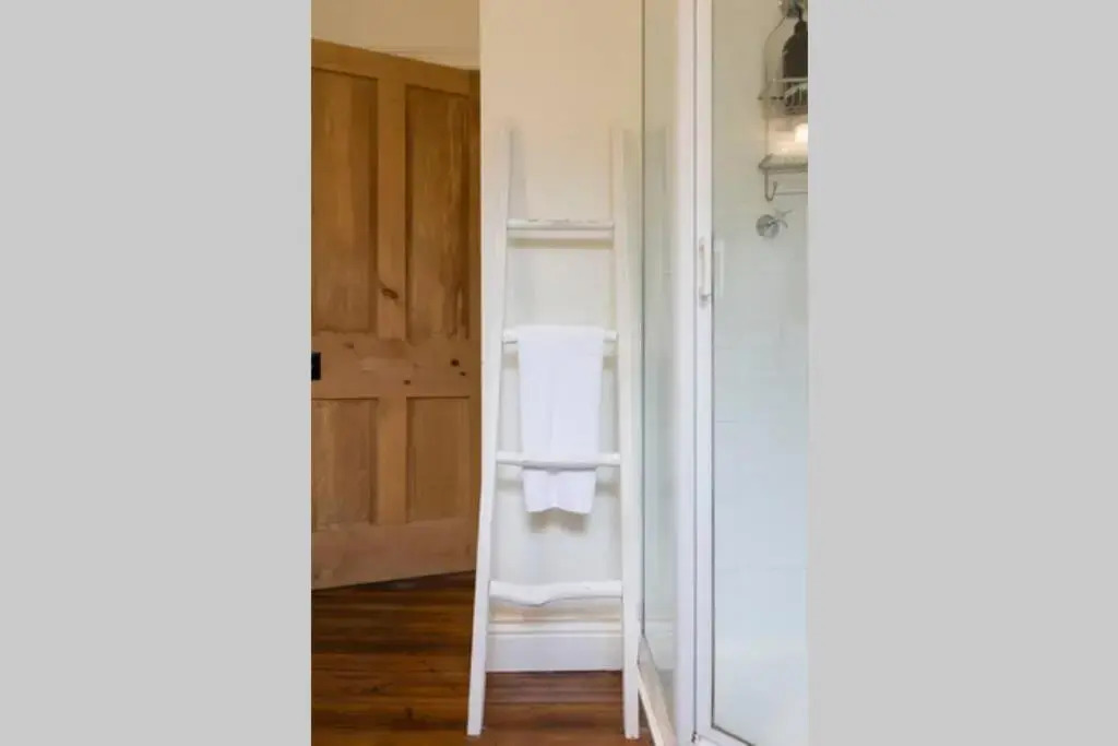 Best Location in Hobart! Luxury 4 bedroom with stunning views