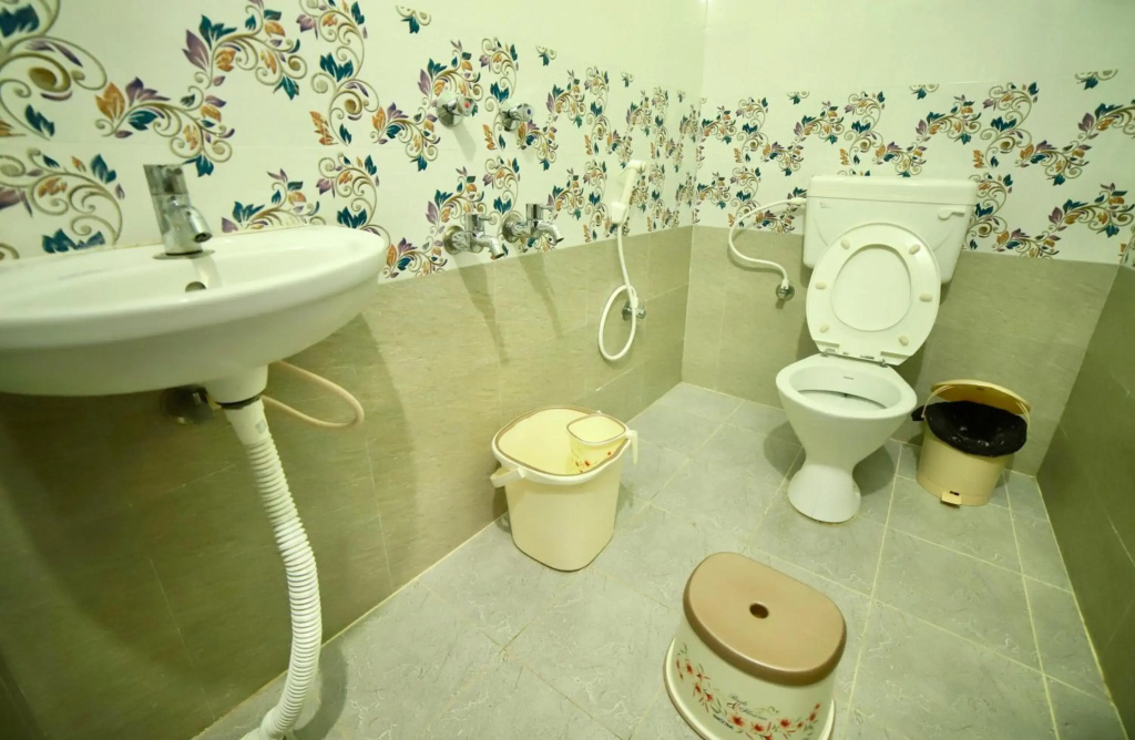 TrueLife Comfort Inn - Near PS4 veg restaurant - On way to Balaji Temple - 2BHK AC apartments - Coffee Tea Milk - Fast WiFi, Kitchen, Dining, Android TV, Parking - Easy access to Airport, Railway Station and to all Temples - Top service with lots of Love