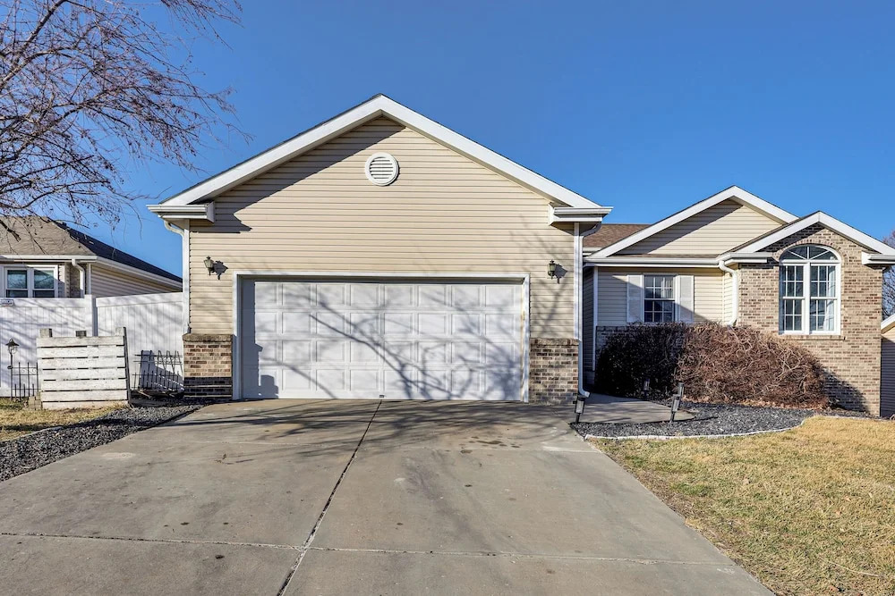 Spacious & Family Friendly! Lincoln Home w/ Deck