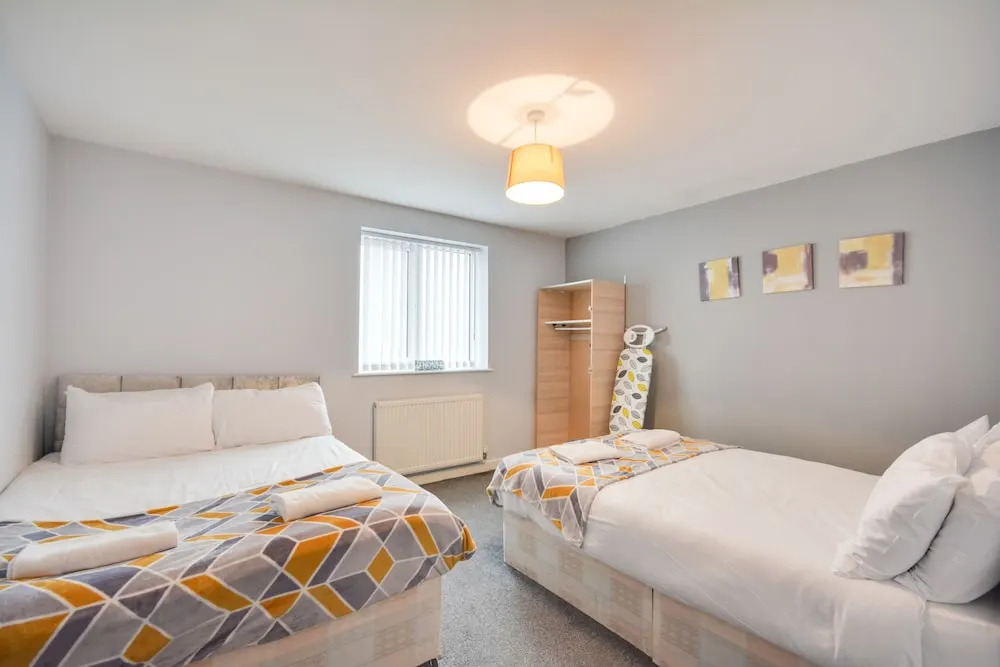 Cosy 2 Bedroom Apartment with Parking