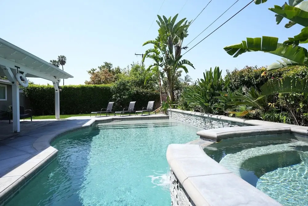 Sweet 4 bedroom, 3 bath plus Loft Bedroom, Pool Home