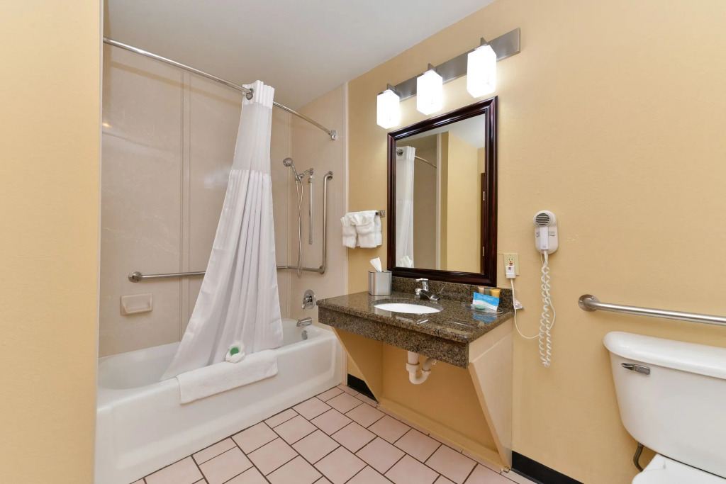 Baymont Inn & suites by Wyndham Ardmore I-35