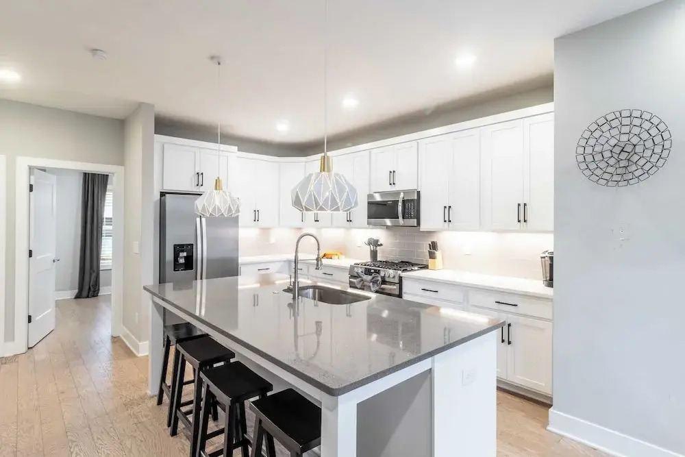 Monty by Avantstay 4bdr 4ba, Balcony w/ Outdoor Seating, 5mins to DT