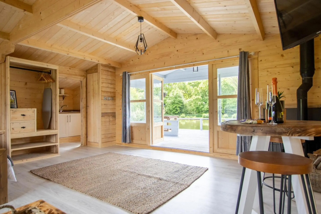 New Stunning Lake View Log Cabin With Hot Tub