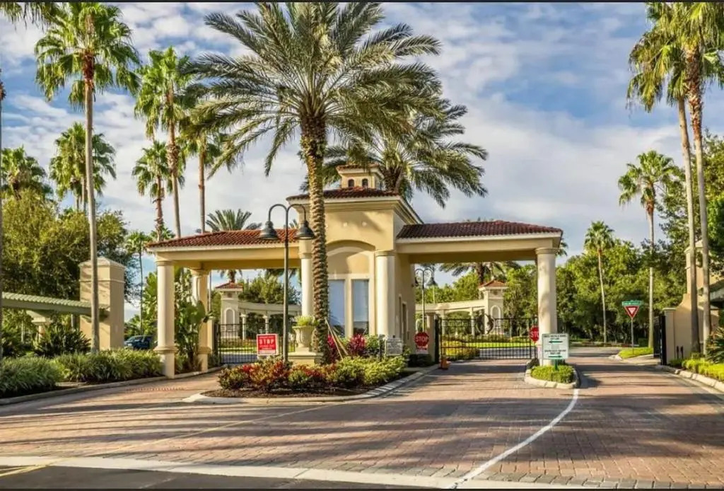 7 Bedroom, 4.5 Bath & Enclosed Pool. Lake View and 3 Miles to Disney!