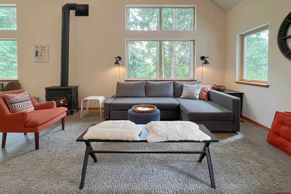 Modern Beaver Valley Cabin w/ Hot Tub & Games!