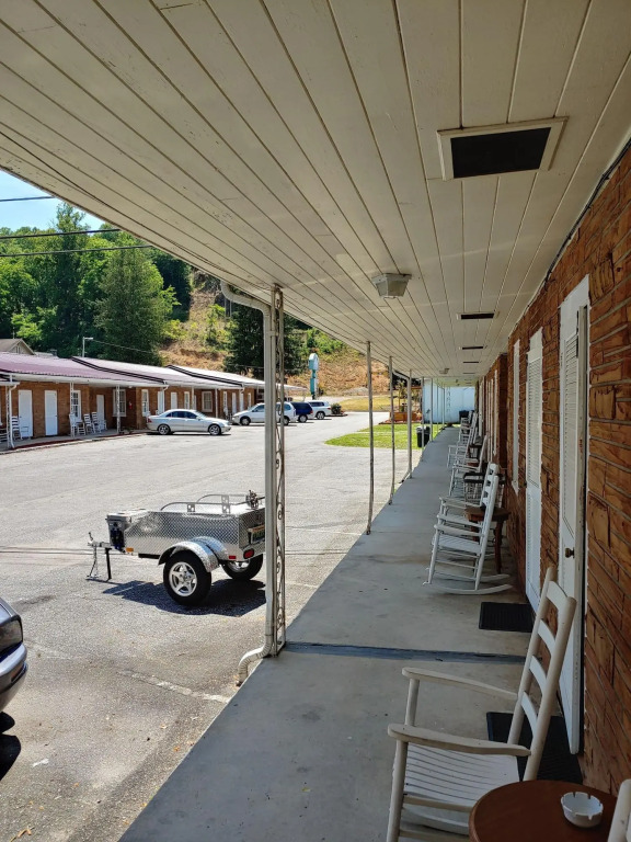 RoseWood Inn
