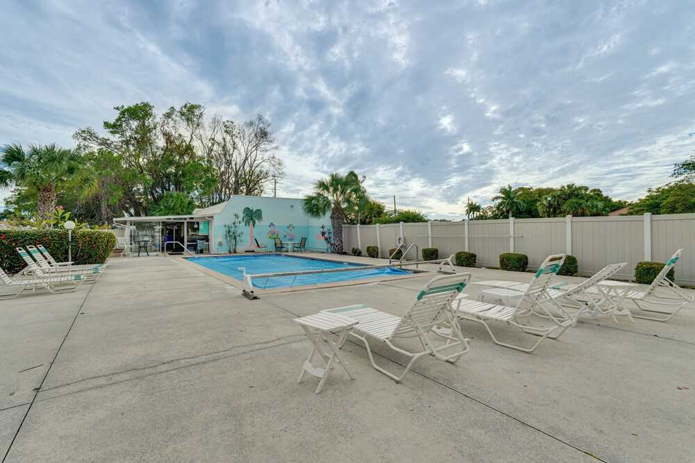Private Beach & Pool Access! Fort Myers Getaway