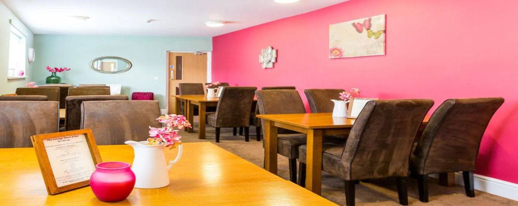 The Lounge Hotel & Bar