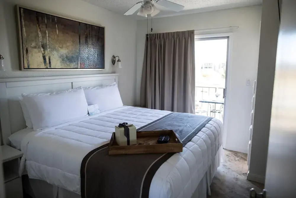 220 Fully Furnished with WiFi by RedAwning