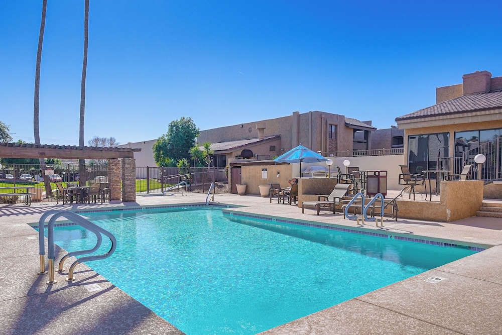 3 Mi to Camelback Mtn! Snowbird Escape w/ Pool