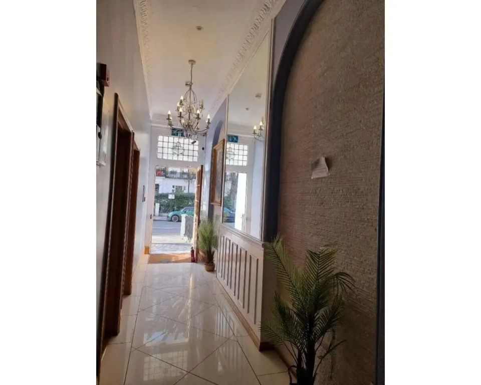 F101-First Floor Flat Fits 3 Near Hyde Park