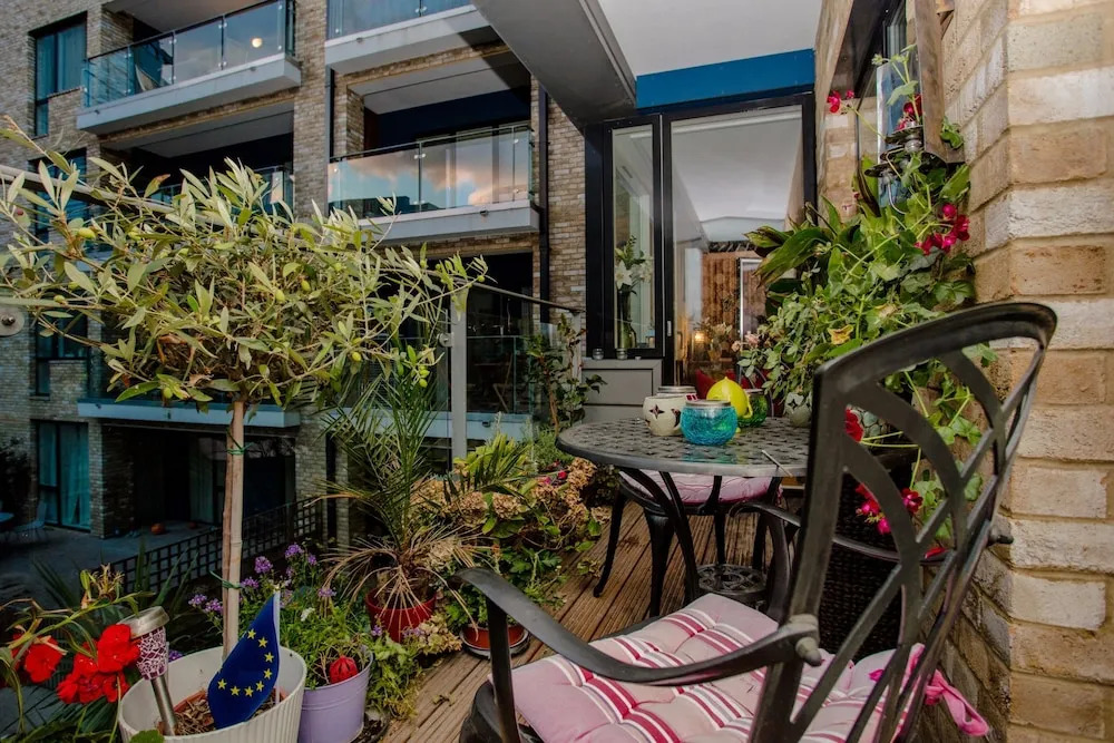 Beautiful Spacious Apartment with Private Balcony