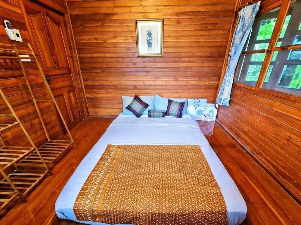 300 Years Old Wooden House w 3 Bedrooms and big Yard