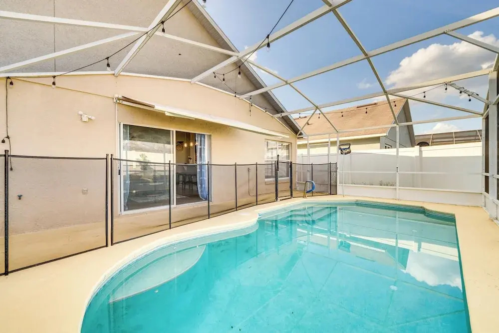 8 Mi to Disney Parks: Poolside Paradise!