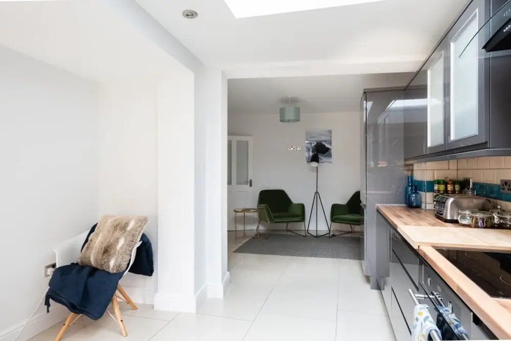 The Victoria Cottage - Bright 3bdr Terraced Home With Patio and Parking