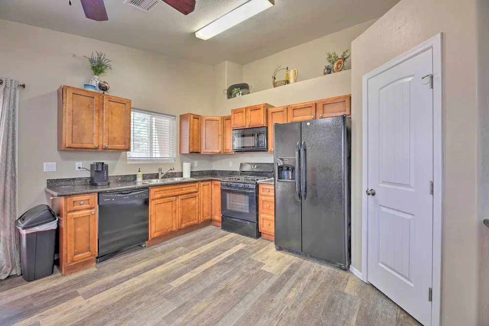 Fenced Yard, Fire Pit: Quiet Show Low Home!