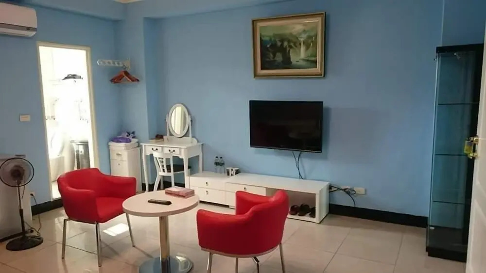 Earl Holiday House