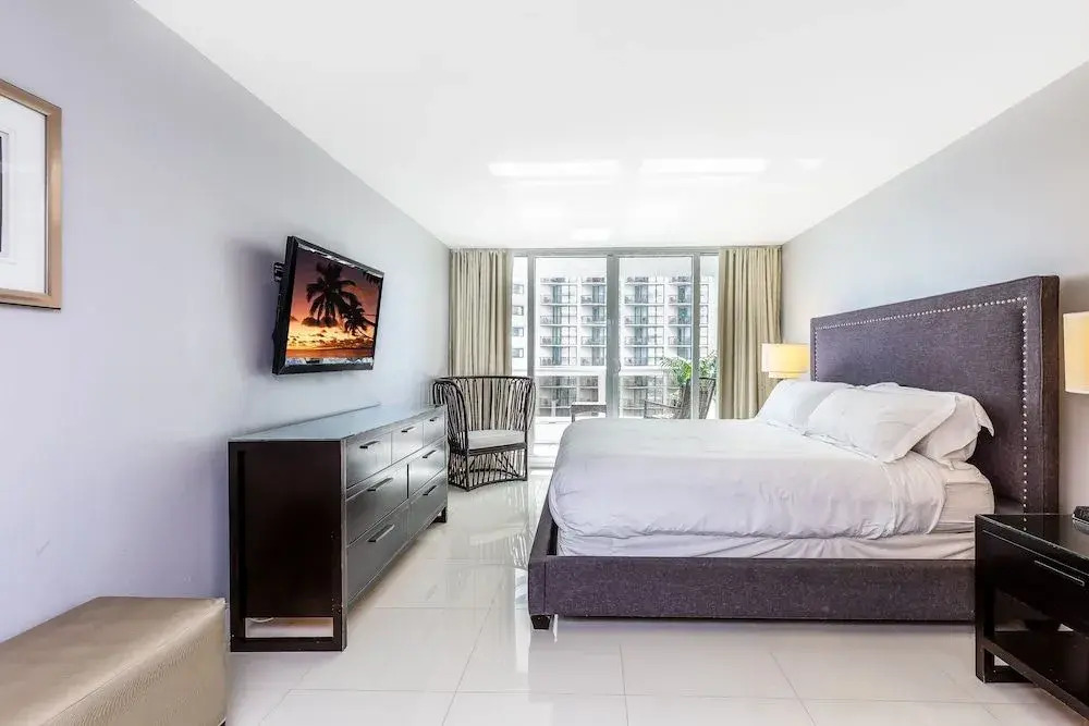 Sea-view Romantic Suite Minutes from the Beach