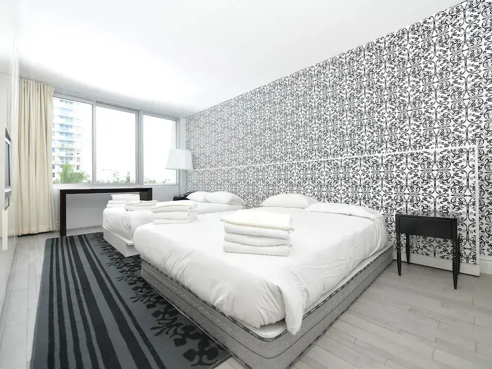 Suite 2 Rooms In a 5 Hotel #404. 2 Queen & King