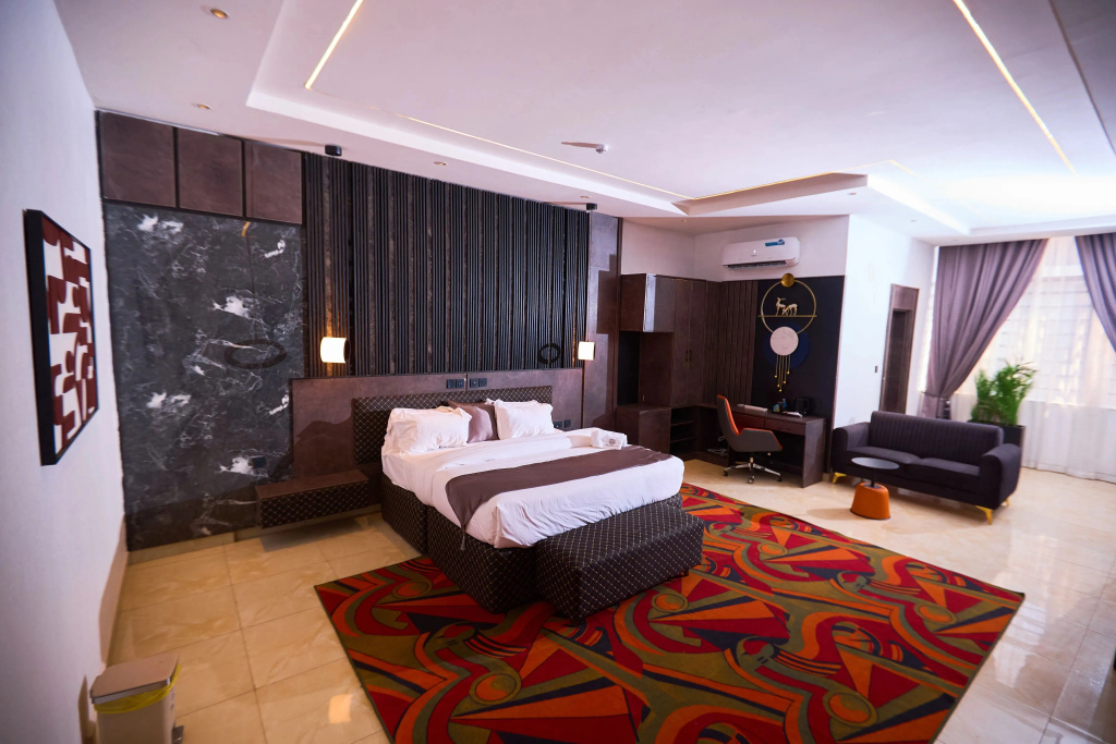 Отель Bourdillion Apartments Airport Road