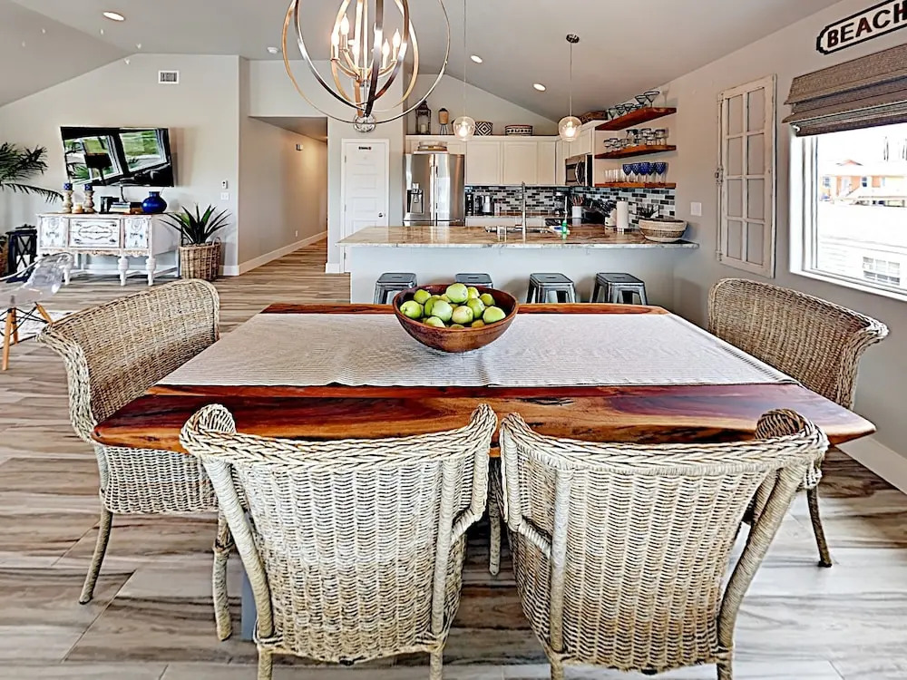 CasaTitos on Station Street - 4 Br Home