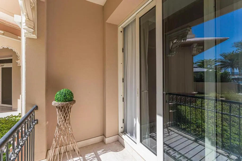 HiGuests - Luxurious 1BR in Palms with Private Beach Access